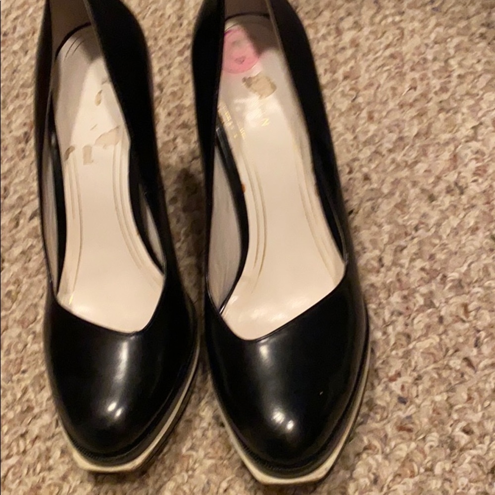 Black pumps